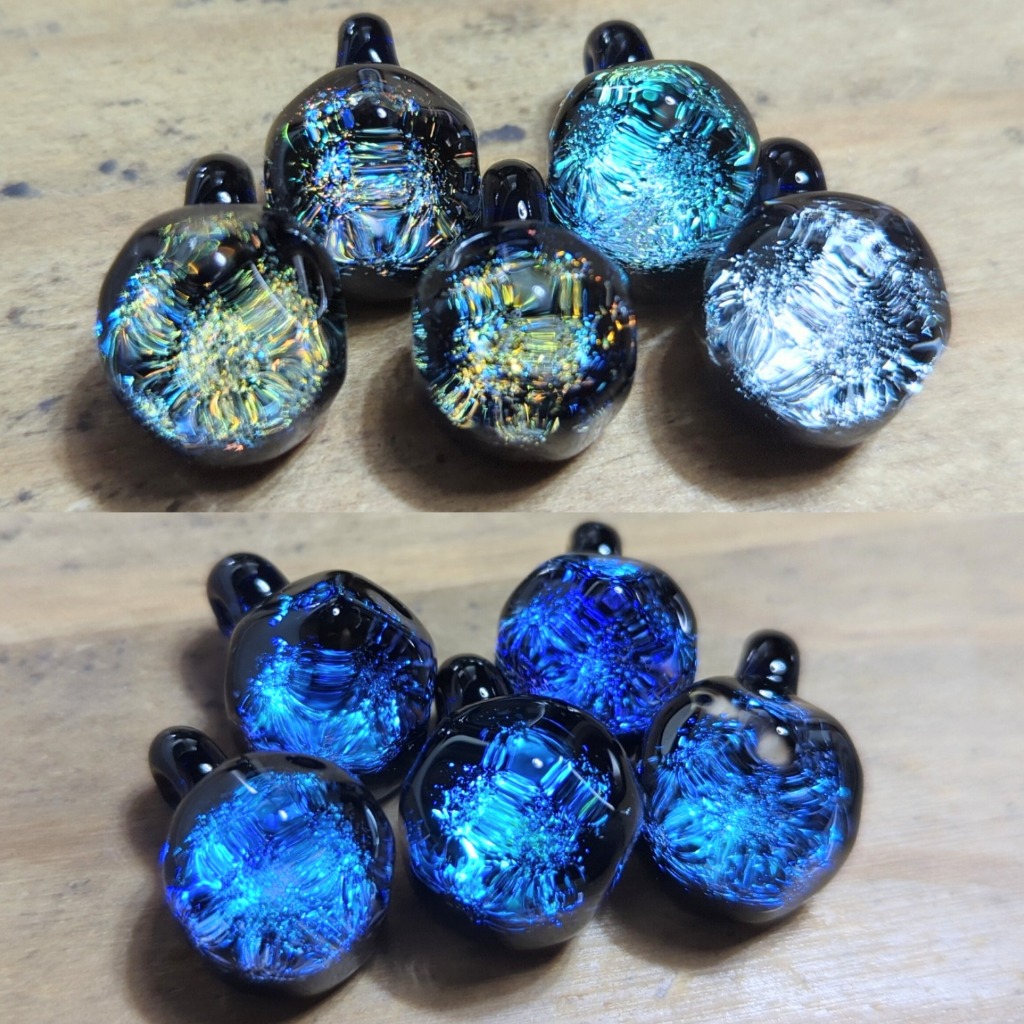 納品予定のダイクロペンダント2