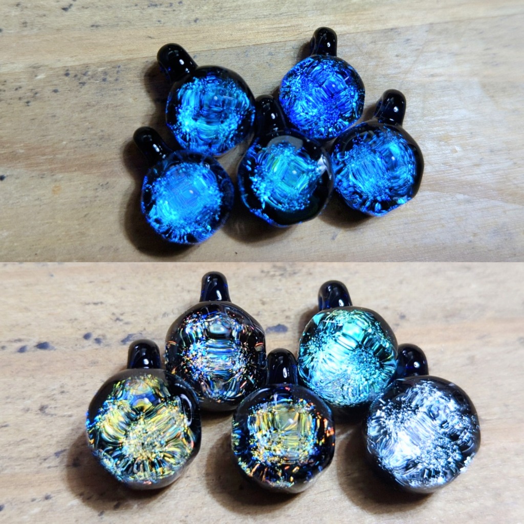 納品予定のダイクロペンダント2